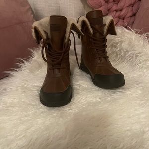 Size 3 unisex kids Ugg’s Butte Boot.